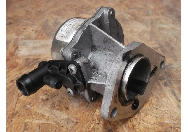Насос вакуумний Renault LAGUNA I-II, MEGANE I-II, KANGOO, TRAFIC II, SCENIC I-II, MASTER II, CLIO II, ESPACE III, 1.9 DTi, 1.9 DCi, 8200689330